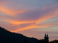 Rote Wolkenbänder über den Kirchtürmen